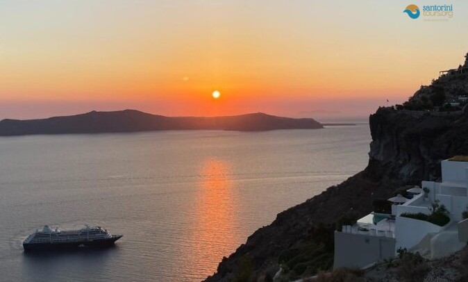 Why-September-and-October-are-the-best-months-to-visit-Santorini-in-2024