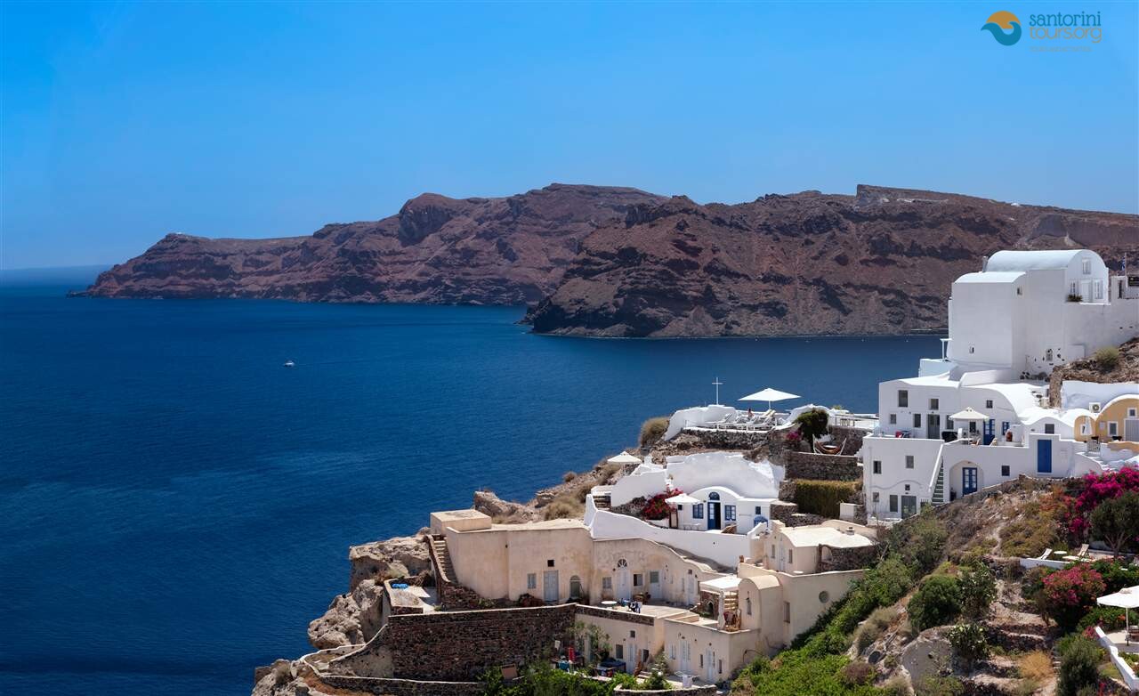 the Oia clifftop used for a flying dress photoshoot santorini session