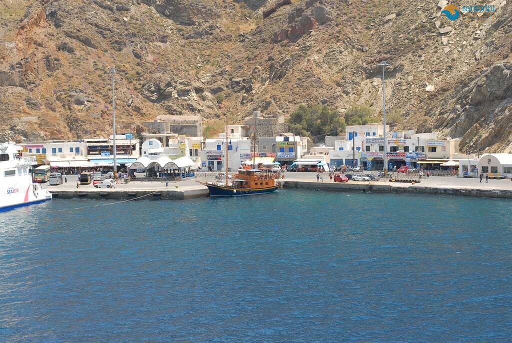 Athinios port, where informal luggage storage santorini happens