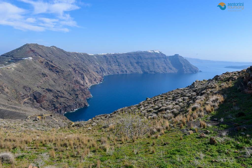 the caldera rim trail used by santorini walking tours
